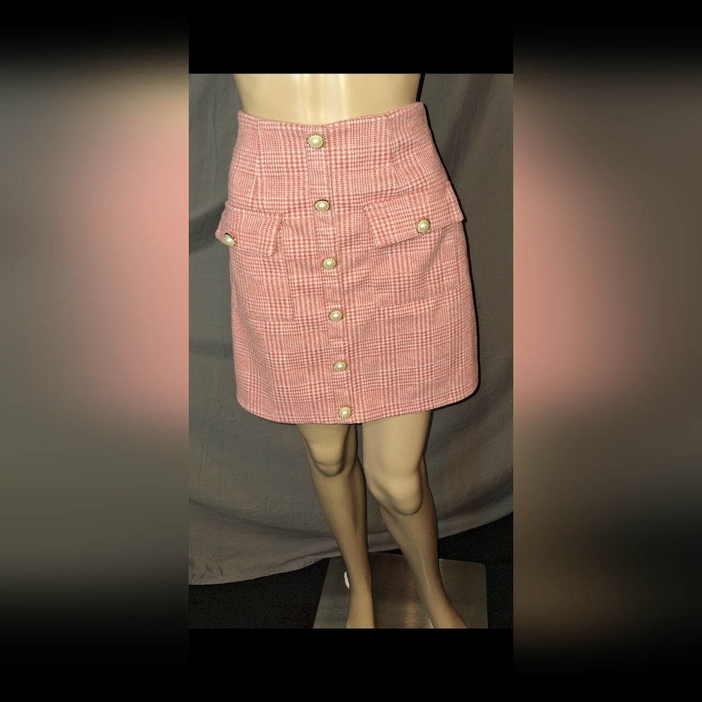 SHEIN / SIZE 6 / PINK AND WHITE SKIRT WITH PEARL.BUTTONS